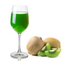 copo de suco de kiwi isolado no branco foto