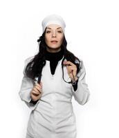 lindo fêmea médico em a branco fundo foto
