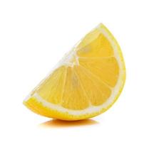 rodelas de limão frescas no fundo branco foto