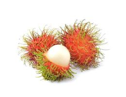 Rambutan doce deliciosa fruta isolada no fundo branco foto