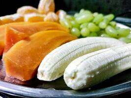 prato com diferente frutas em cozinha mesa foto