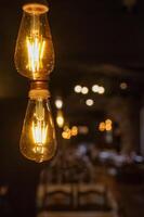 vintage incandescente lâmpadas dentro uma restaurante foto