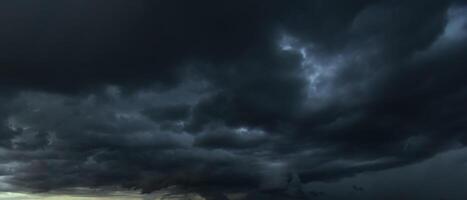 o céu escuro com nuvens pesadas convergindo e uma violenta tempestade antes da chuva. céu e ambiente de clima ruim ou mal-humorado. emissões de dióxido de carbono, efeito estufa, aquecimento global, mudança climática foto