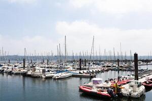 peito, França 28 pode 2018 panorâmico ao ar livre Visão do sete marina muitos pequeno barcos e iates alinhado dentro a porta. calma água e azul nublado céu. foto