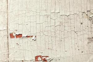 rachado parede com velho camadas do pintura dentro abandonado casa foto