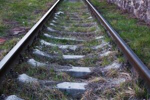 estrada de ferro faixas de perto em uma ensolarado dia. foto