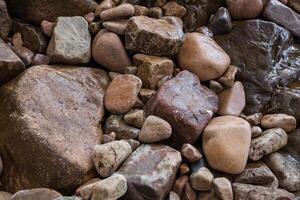 textura do afiado mar pedras do diferente tamanhos foto