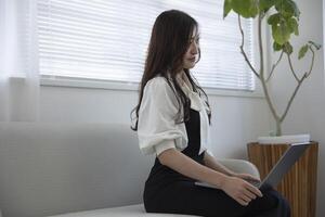 uma trabalhando japonês mulher de controlo remoto trabalhos dentro a casa escritório fechar-se foto