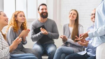 jovem viciado pessoas a comemorar confissão e progresso foto