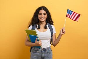 sorridente mulher com a americano bandeira foto