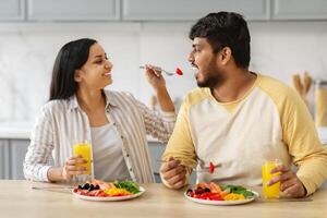 jovem indiano família ter café da manhã às casa foto