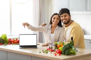 amoroso jovem indiano casal mostrando seus favorito Comida blog foto