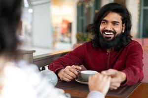 milenar casal desfrutando Tempo juntos às café fazer compras foto