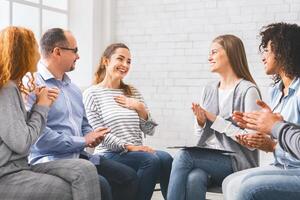 feliz mulher partilha dela progresso com com grupo dentro reabilitação foto