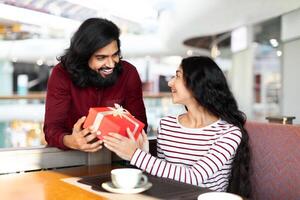 feliz romântico jovem Oriental casal a comemorar especial ocasião juntos foto