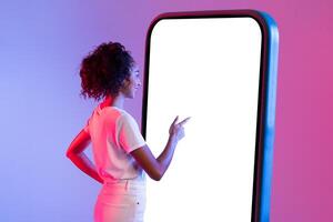 mulher interagindo com gigante Smartphone tela foto