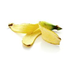 casca de banana em fundo branco foto
