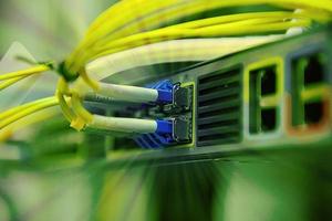 cabos de fibra óptica de rede e hub foto