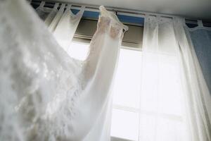 da noiva vestir dentro luz de fundo a partir de a janela foto