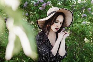 uma elegante menina com Sombrio cabelo, uma Primavera retrato dentro lilás tons dentro verão. brilhante profissional inventar. foto