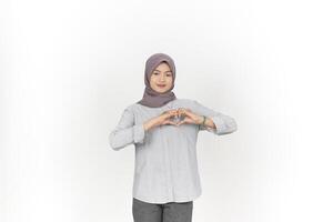 jovem ásia mulher vestindo hijab mostrando amor coração placa isolado em branco fundo foto
