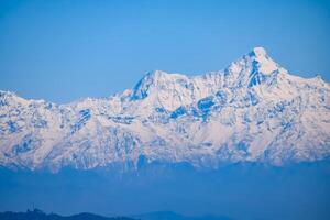 pico muito alto de nainital, índia, a cordilheira que é visível nesta foto é a cordilheira do himalaia, beleza da montanha em nainital em uttarakhand, índia