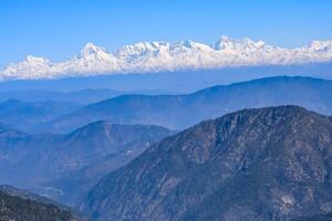 pico muito alto de nainital, índia, a cordilheira que é visível nesta foto é a cordilheira do himalaia, beleza da montanha em nainital em uttarakhand, índia