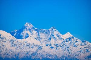 pico muito alto de nainital, índia, a cordilheira que é visível nesta foto é a cordilheira do himalaia, beleza da montanha em nainital em uttarakhand, índia