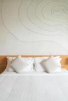 linda e confortável decoração de travesseiros na cama foto