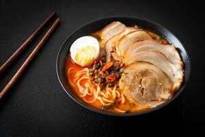 macarrão ramen sopa de tomyum picante com porco assado foto