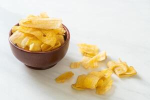 chips de banana - banana fatiada frita ou assada foto