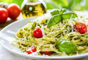 ai gerado fresco pesto massa coberto com cereja tomates e parmesão em uma brilhante dia foto