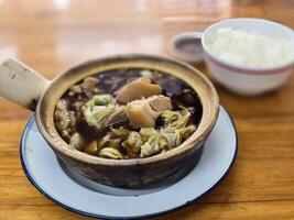 buk kut o, uma chinês carne de porco sopa prato, comer com arroz e alguns vegetal, normalmente encontrado dentro sudeste Ásia. foto