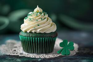 ai gerado festivo verde Bolinho com creme geada e trevo granulados, st. patrick's dia tratar foto