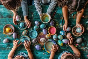 ai gerado topo Visão do família pintura colorida Páscoa ovos em uma de madeira mesa foto