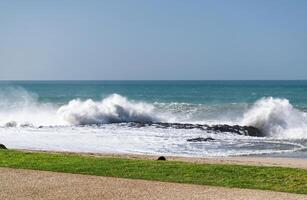 a ondas do a atlântico oceano falhando em a costa do Marrocos. África foto