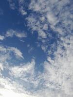 lindo branco nuvens em profundo azul céu fundo. ampla brilhante suave fofo nuvens estão cobrir a inteira azul céu. skyscape em lombok ilha, Indonésia foto