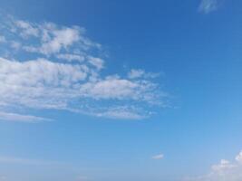 a branco nuvens em a azul céu estão perfeito para a fundo. skyscape em lombok ilha, Indonésia foto