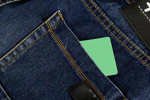 uma azul jeans bolso com crédito cartão e verde tela foto