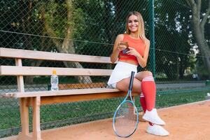 fêmea tênis jogador tendo descansar depois de a jogos foto