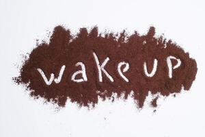 despertar acima palavra escrito em terra café camada, branco fundo foto