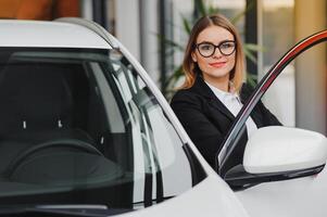 o negócio mulher dentro auto salão. conceito do fêmea motorista foto