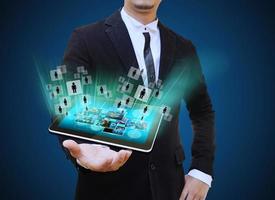 empresário segurando o conceito de negócio de tecnologia de tablet