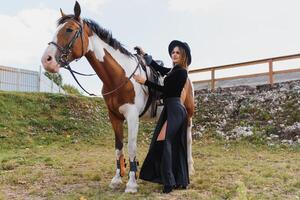 lindo glamour mulher com uma cavalo foto