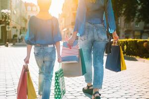 oferta, consumismo, dinheiro e pessoas conceito - feliz jovem mulher com compras bolsas e crédito cartão dentro Shopping foto