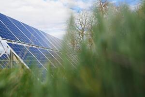 o painel solar produz energia solar verde e ecologicamente correta. foto