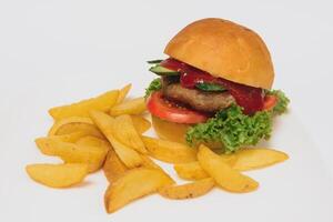 saboroso Hamburger, francês fritas e Pimenta molho em branco placa, velozes Comida com cópia de espaço foto