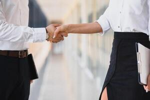 Empresários apertando as mãos, terminando uma reunião foto