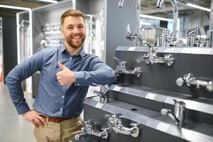 retrato do vendedor dentro banheiro loja. feliz homem trabalho dentro banho loja. vendas ocupação foto