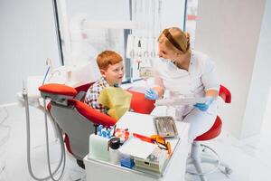 Garoto satisfeito com a serviço dentro a dental escritório. conceito do pediatra dental tratamento foto